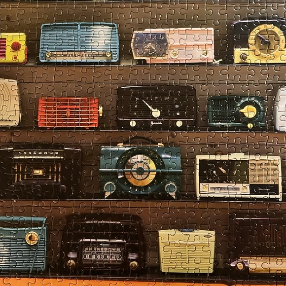 🧩 1000 piece Galison “Chihuly Vintage Radios”. Great quality. Poster. Complete. - Picture 10 of 16